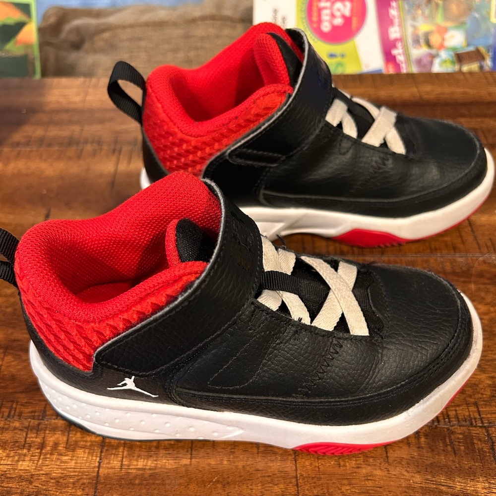 Boys Jordan’s black red white Nike